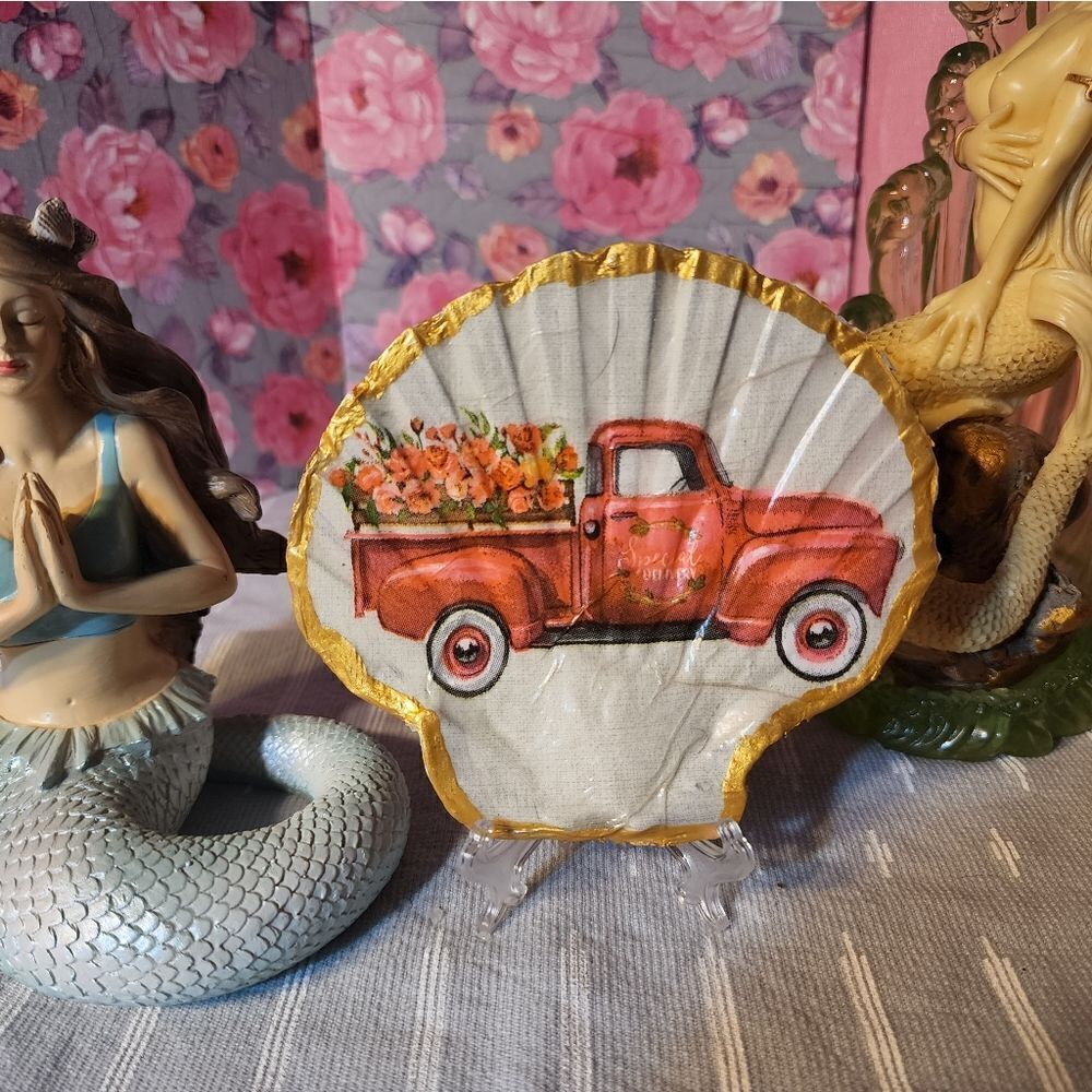 DECOUPAGE PICKUP TRUCK WITH FLOWER ON A FLAT SCALLOPED SHELL